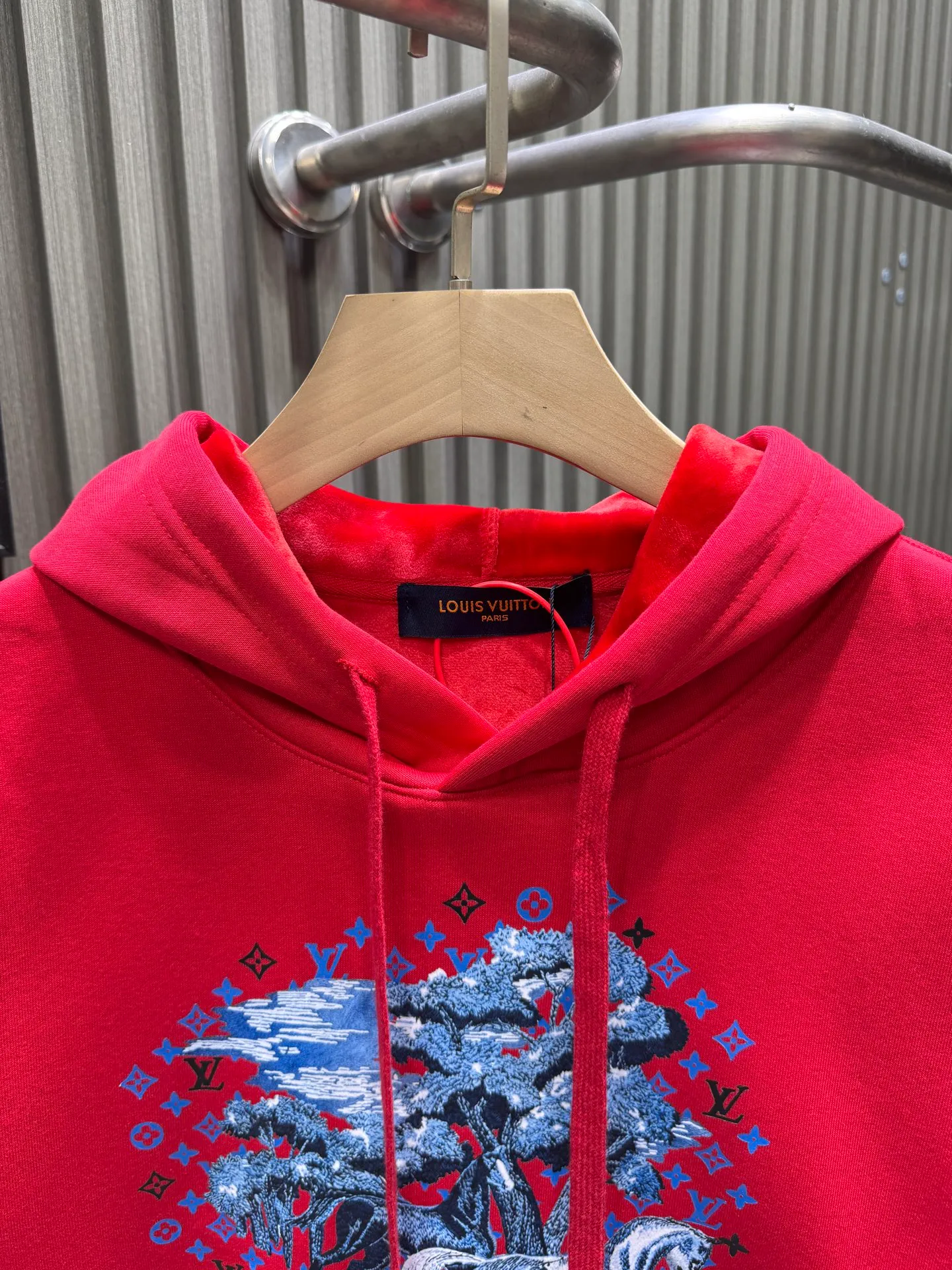 🅿️280 Louis Vuitton 26* New Year’s model War Horse Under the Tree hooded sweatshirt 400g pure cotton➕Silver fox velvet Fashionable casual pullover sweatshirt with hoodie for men and women The trading company has few channels and is the leading official website for sale. It has always been a magical existence with a high degree of recognition. It always creates fashionable items in a minimalist style. It has no restrictions on age and gender and is easy for anyone to control. Basic casual round-neck tailoring It has a significant effect of slimming down and hiding body fat. It can control your daily casual wear. There is no gender limit. The same style is recommended for men and women. This sweatshirt is made of imported air-layer knitted cotton. The fabric feels light, delicate, soft and waxy at the same time. It has a superior stiffness. The terry texture closely arranged like fish scales on the inside is close to the skin, warm and breathable without any pricking feeling. The cuffs and hem are dyed in the same vat knitted rib stitching. It makes the wearer more handsome and stylish. The front of the body is decorated with patterns, carefully printed using top-notch technology, and matched with brand embellishments, showing both luxury class and fashion sense.